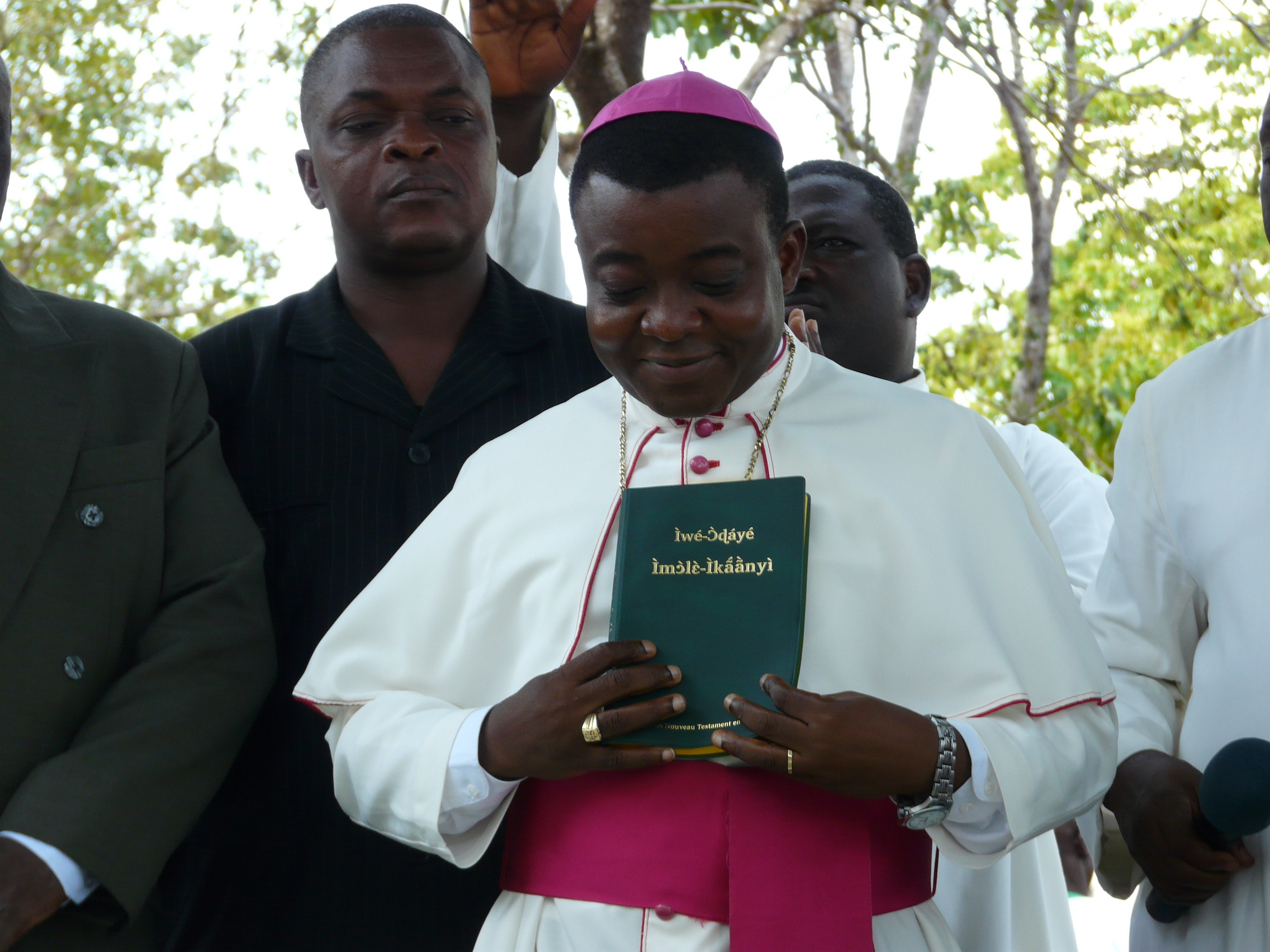Bishop Barrigah-Bénissan holding the Ifè New Testament over his heart
