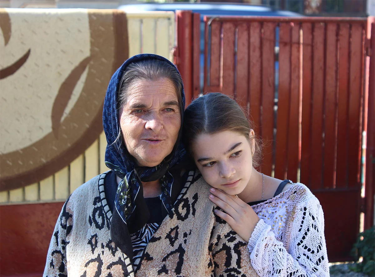 Image of a Roma grandmother and her granddaughter in Romania