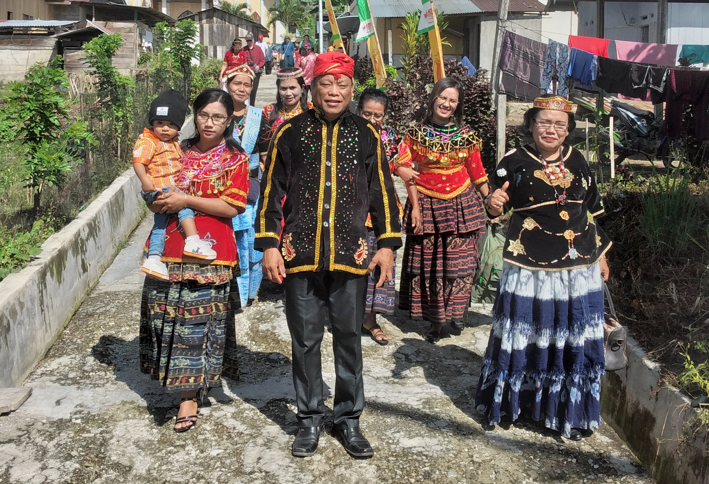 Image of Tado people arriving at the launch of the Tado New Testament in Lindu, Indonesia