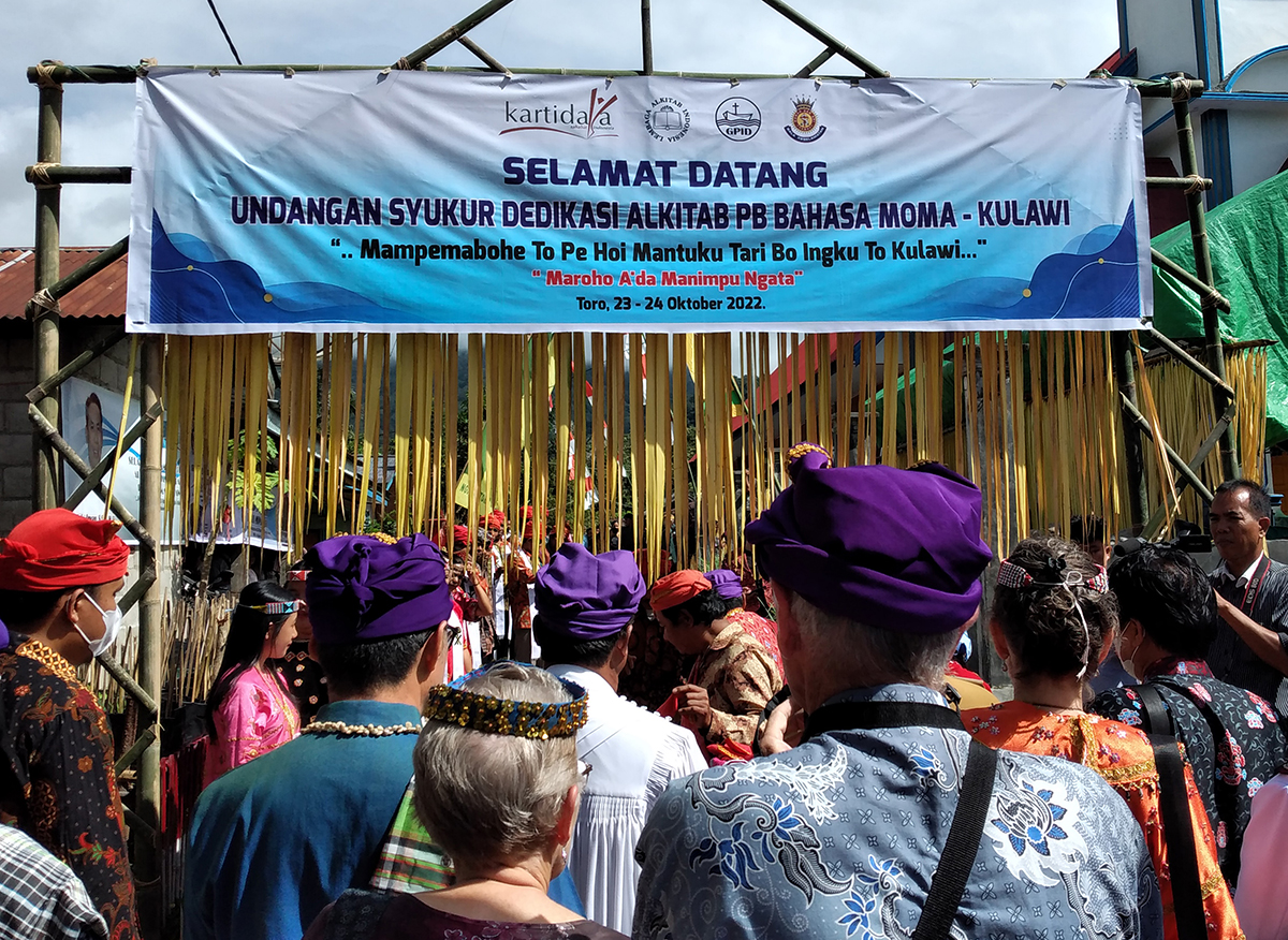Image of people flocking into the Moma New Testament launch event in Indonesia