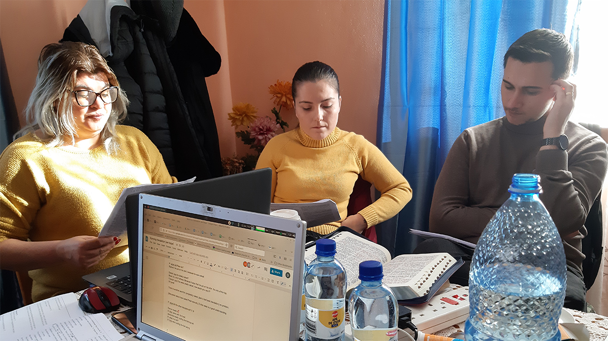 Image of the Standard Romani Bible translation team at work