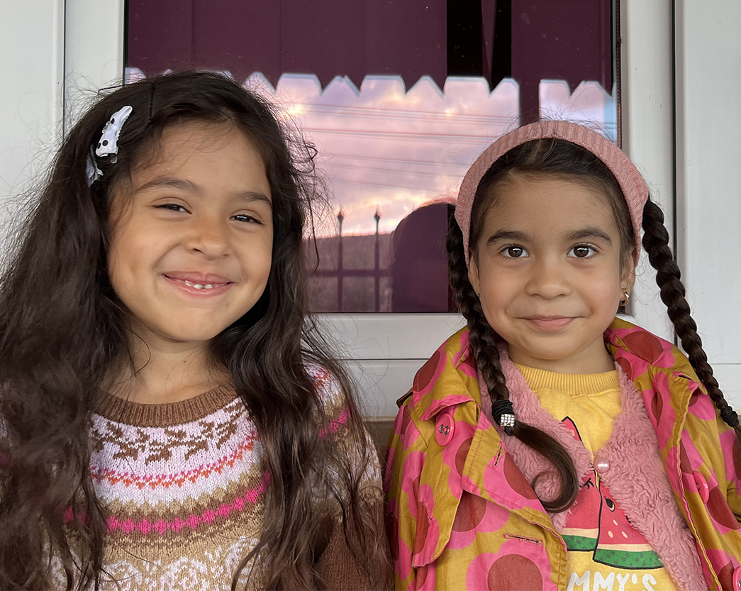 Image of two Roma girls