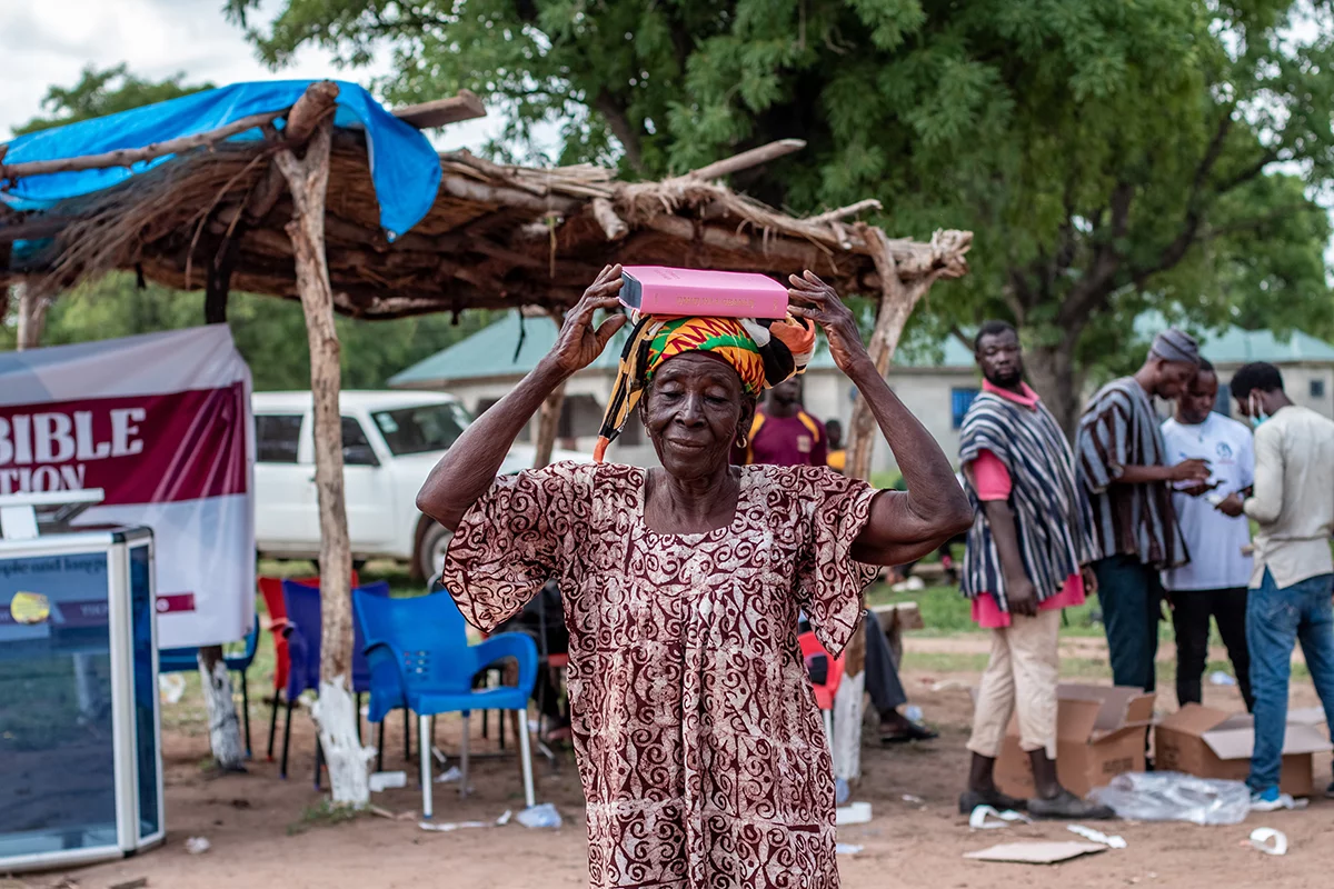 Image of Bavayima Gbanwiri carries her Koma Bible