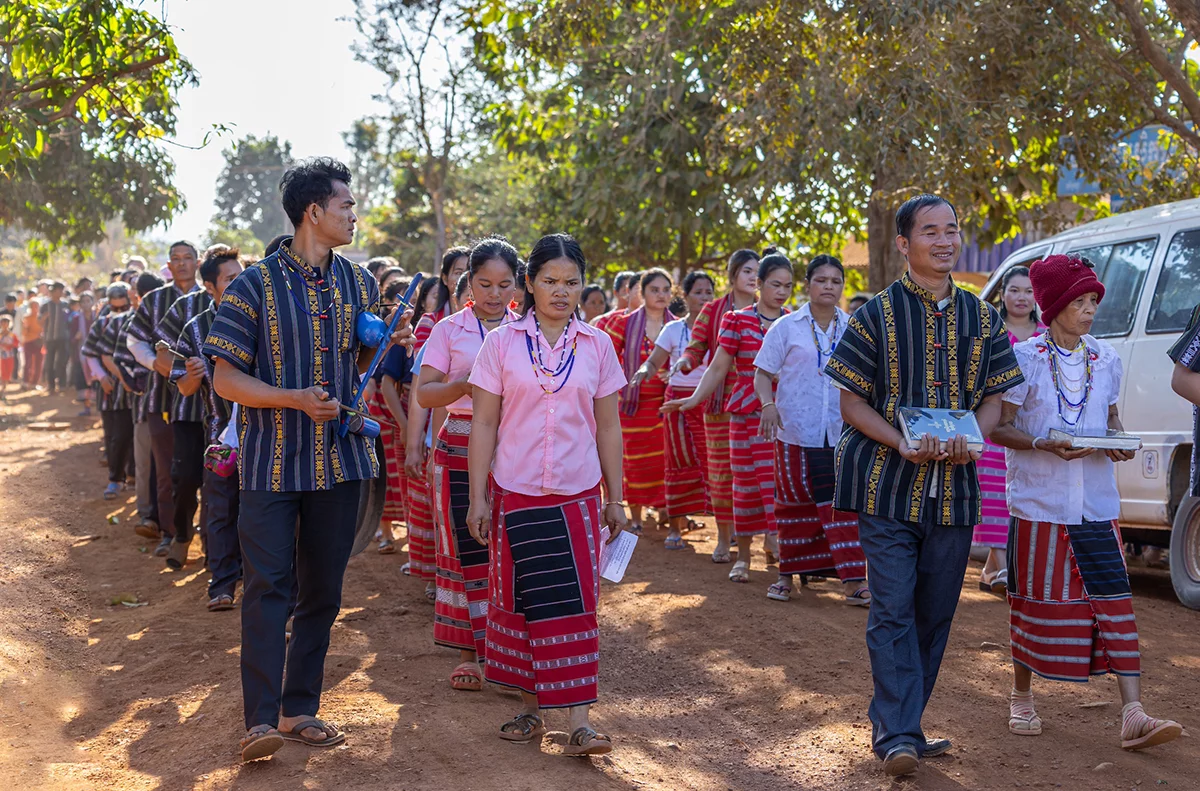 Image of he procession carrying the Krung New Testament to the launch event