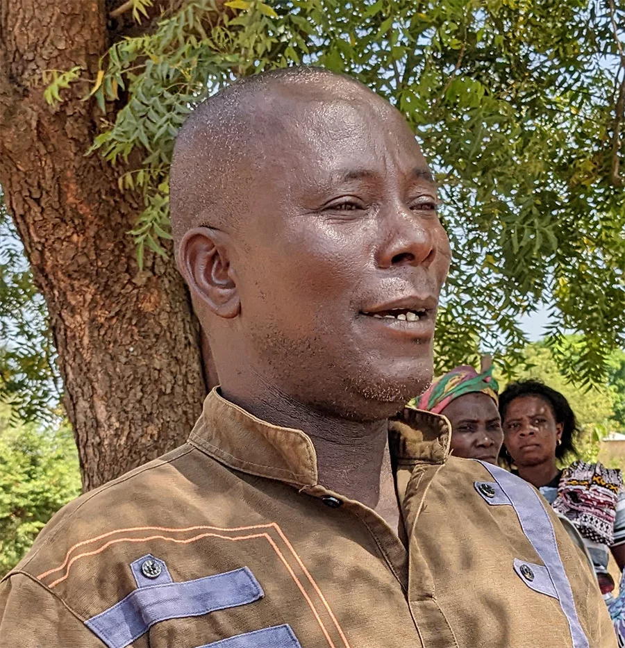 Image of Komlan giving his testimony to his Ifè community in Togo