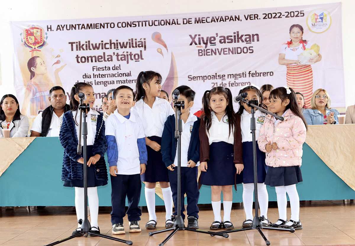 Image of Nahuatl children at the International Mother Language Day celebration in Mexico