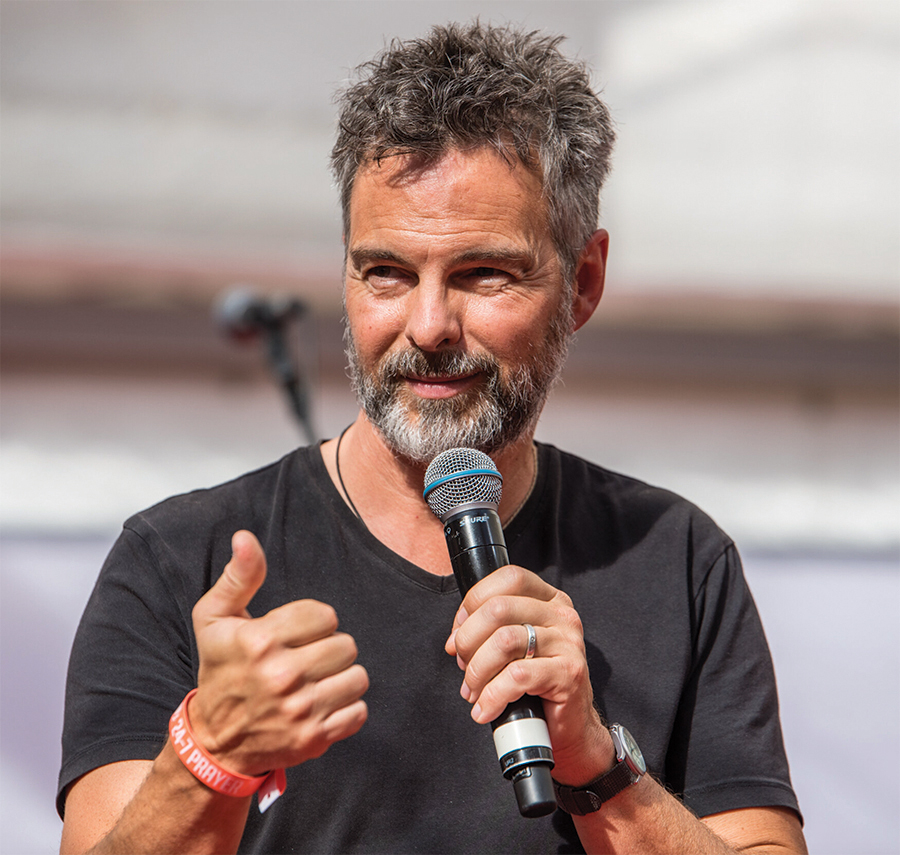 Image of Pete Greig of 24/7 Prayer speaking in public